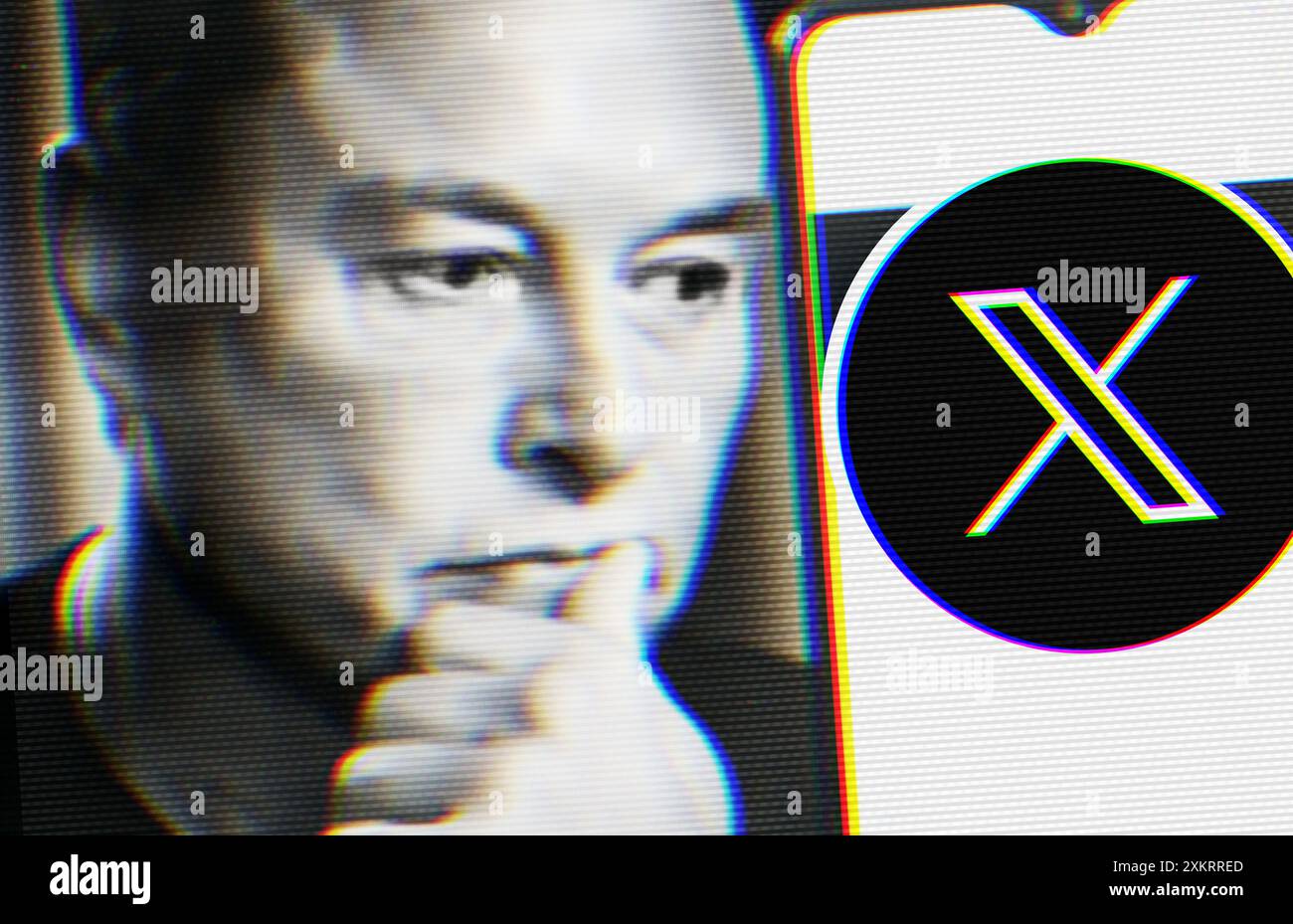 Juli 2024. Defokussiertes, glitschiges Porträt von Elon Musk, der auf ein Smartphone mit dem neuen X-Hochtöner-Logo blickt. Stockfoto