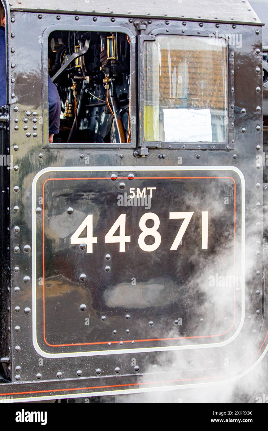 Weymouth, Dorset, Großbritannien, 24. Juli 2024. Außenansicht des Cockpits mit der Lokomotive Nr. 44871. Angetrieben von Andy Hawkins kam es heute am Mittwoch, den 24. Juli 2024 von London Victoria über Bournemouth, Poole, Wareham und Dorchester in Weymouth an. Der Dorset Coast Express Zug, der von der Railway Touring Company betrieben wird, bietet Besuchern fast dreieinhalb Stunden in Weymouth, um diese schöne traditionelle Küstenstadt zu entdecken. Credit John Rose Photography/Alamy Live News Stockfoto