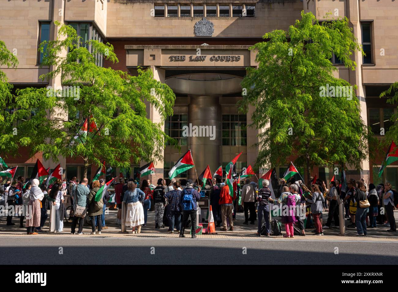 Aktivisten der Sheffield Campus Coalition for Palestine (SCCP) bei einer Gerichtsverhandlung, bei der entschieden wird, ob die Sheffield University ihr pro-Gaza-Lager räumen kann. Die Koalition gab in einer Erklärung bekannt, dass sie am 8. Juli die Nachricht erhalten habe, dass die Universität eine Besitzanordnung beantragt habe. Die Anhörung am Montag, 15. Juli. Wenn sie gewährt wird, wird die Universität Gerichtsvollzieher einstellen, um sie am nächsten Tag vom Campus zu vertreiben. Die Anhörung wird auf den 23. Juli verschoben. Laut SCPP behauptet die Universität "fälschlicherweise", dass das Lager, weil nur 15 Menschen Teil des Lagers sind, nicht erlaubt sei Stockfoto