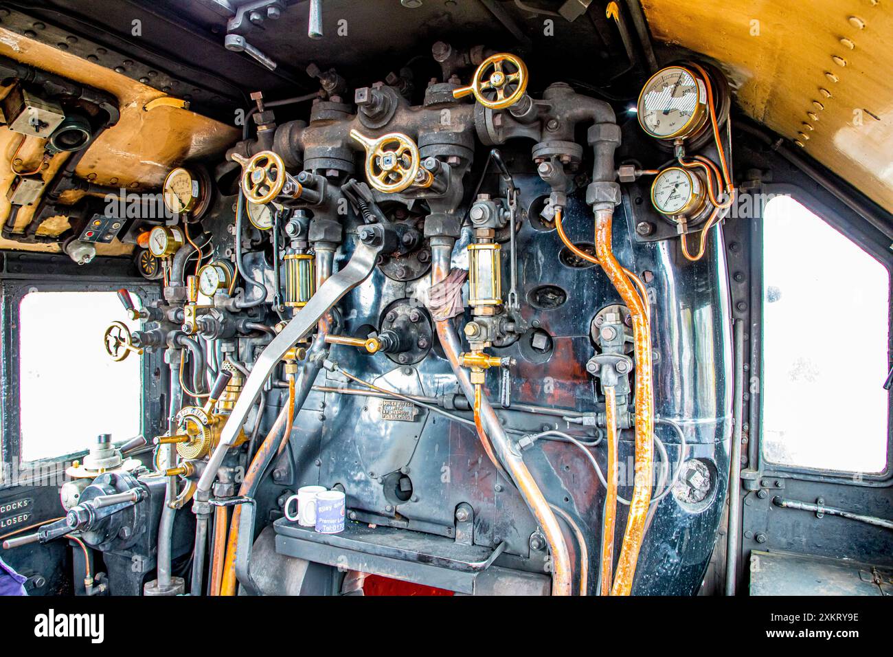 Weymouth, Dorset, Großbritannien, 24. Juli 2024. Das Innere des Cockpits mit den Steuerungen der Black 5 Class Dampflokomotive Nr. 44871, angetrieben von Andy Hawkins, kam heute Mittwoch, den 24. Juli 2024, von London Victoria über Bournemouth, Poole, Wareham und Dorchester in Weymouth an. Der Dorset Coast Express Zug, der von der Railway Touring Company betrieben wird, bietet Besuchern fast dreieinhalb Stunden in Weymouth, um diese schöne traditionelle Küstenstadt zu entdecken. Credit John Rose Photography/Alamy Live News Stockfoto