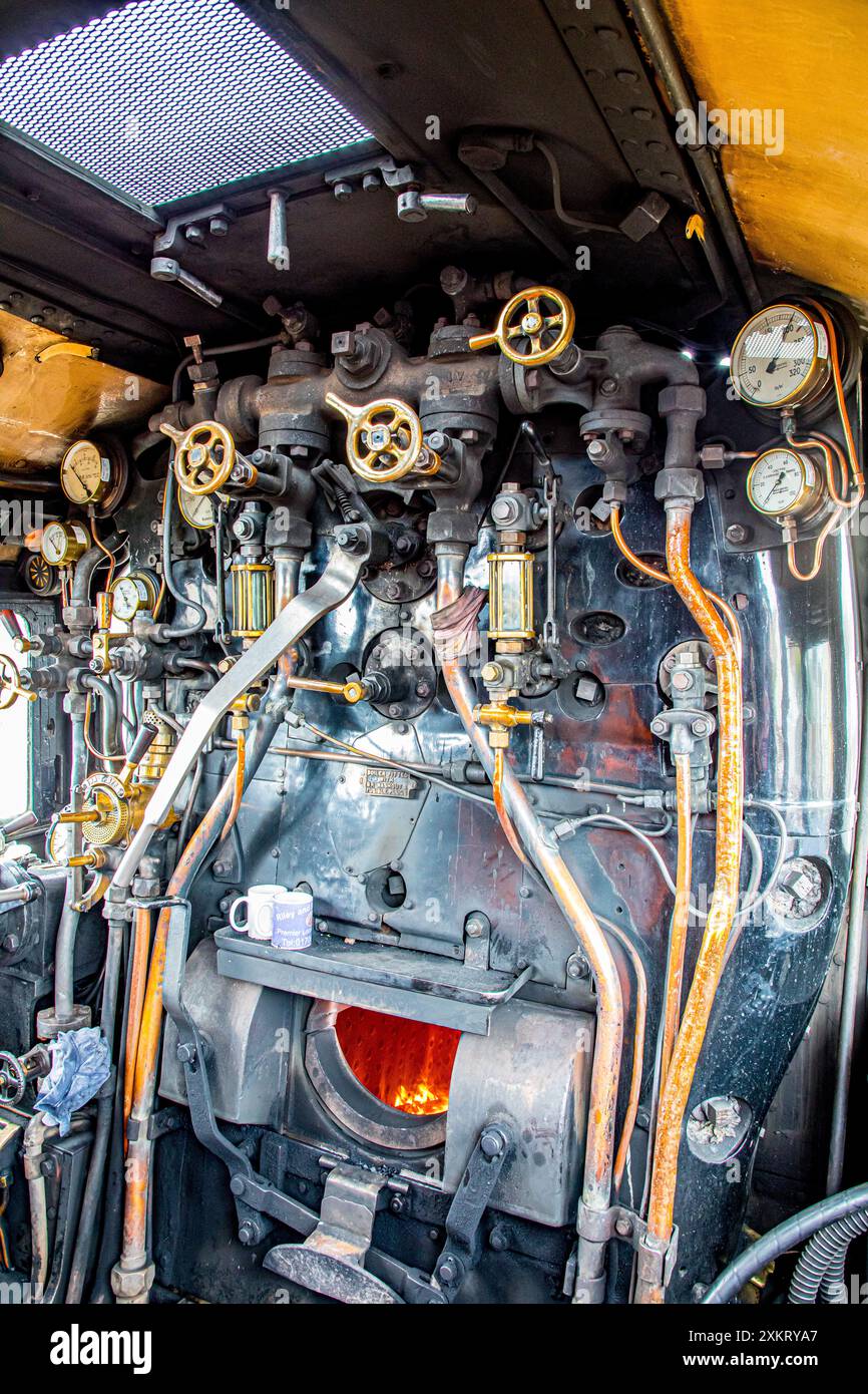 Weymouth, Dorset, Großbritannien, 24. Juli 2024. Das Innere des Cockpits mit den Steuerungen der Black 5 Class Dampflokomotive Nr. 44871, angetrieben von Andy Hawkins, kam heute Mittwoch, den 24. Juli 2024, von London Victoria über Bournemouth, Poole, Wareham und Dorchester in Weymouth an. Der Dorset Coast Express Zug, der von der Railway Touring Company betrieben wird, bietet Besuchern fast dreieinhalb Stunden in Weymouth, um diese schöne traditionelle Küstenstadt zu entdecken. Credit John Rose Photography/Alamy Live News Stockfoto