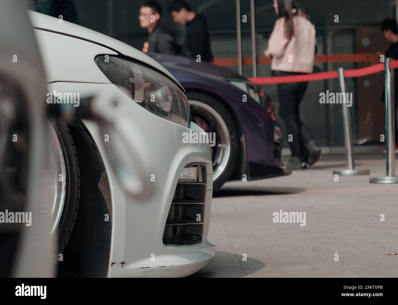 Suzhou, China - 30. März 2019: Nahaufnahme eines weißen Autos bei einer Tuning-Show Stockfoto