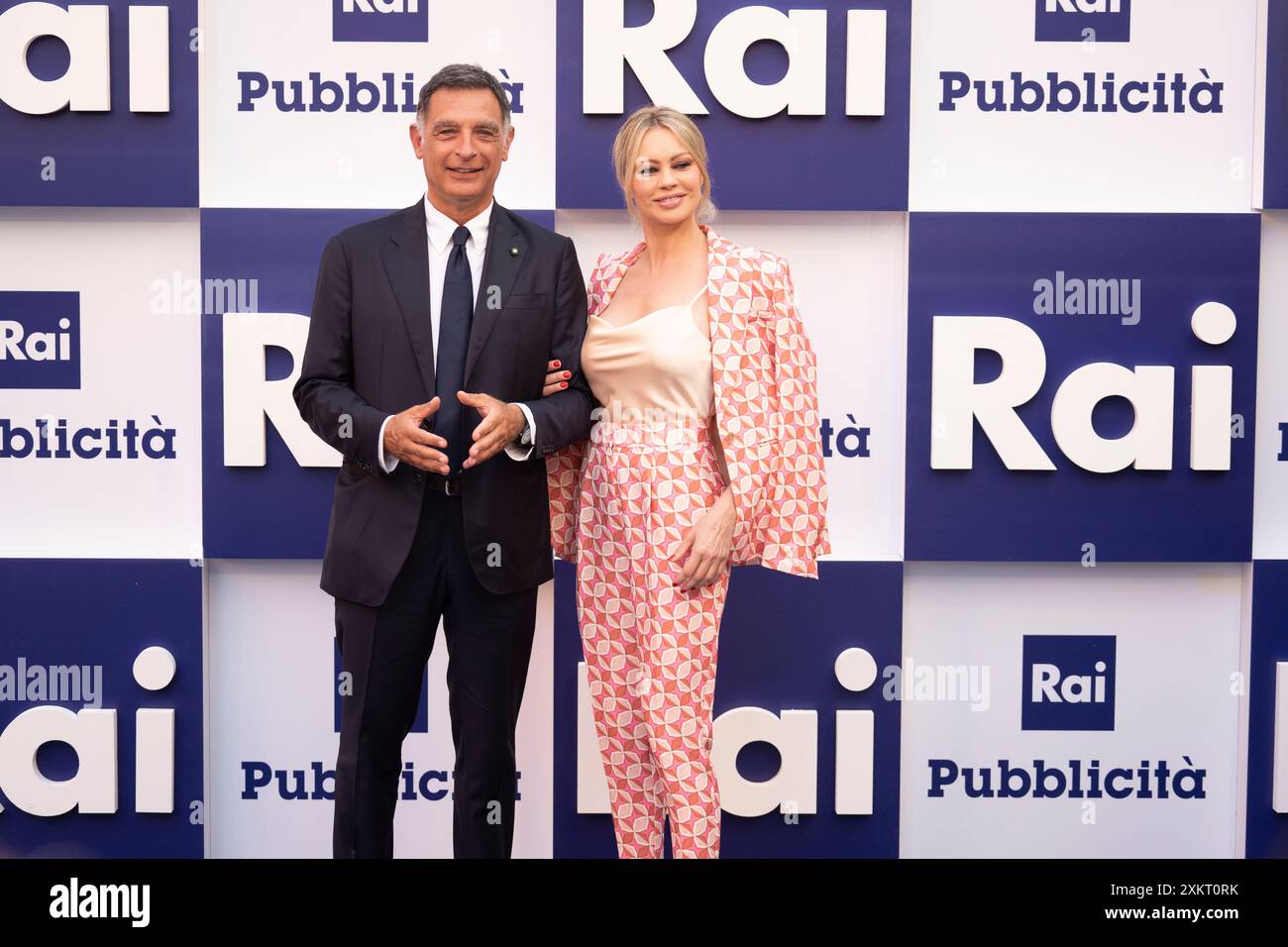 Anna Falchi (R) und Tiberio Timperi (L) nehmen an der Palinsesti Rai 2024/2025 Teil. (Foto: Francesco Cigliano / SOPA Images/SIPA USA) Stockfoto