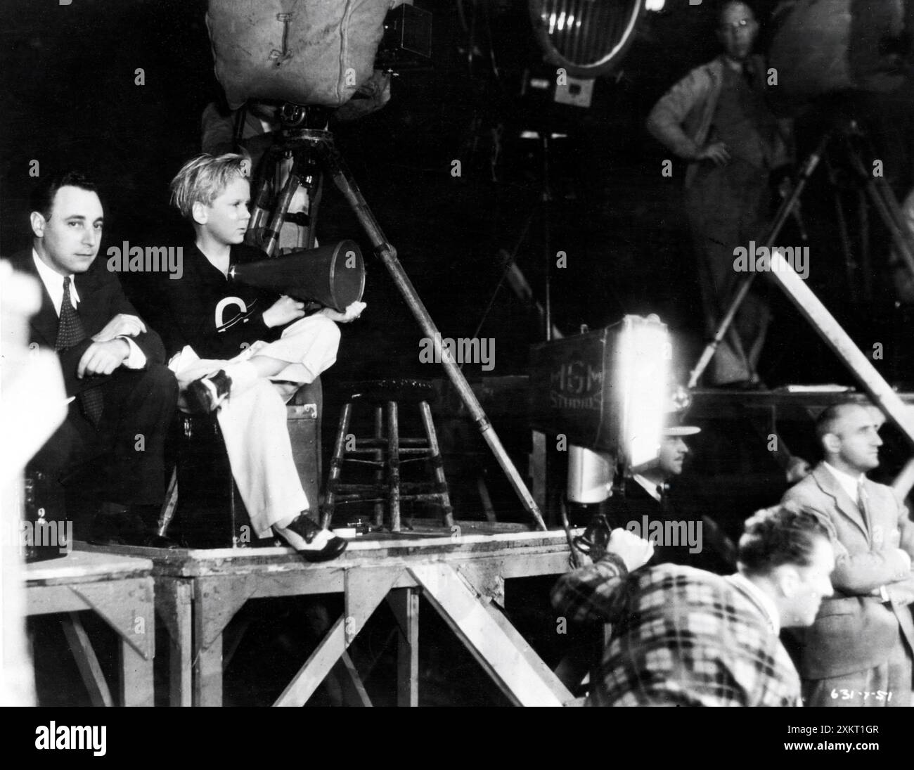 Set-Besucher JACKIE COOPER versucht, bei der Dreharbeiten von WALLACE BEERY in FLESH 1932 Regisseur JOHN FORD Story Edmund Goulding Metro Goldwyn Mayer (MGM) Regie bei Set Candid zu führen Stockfoto