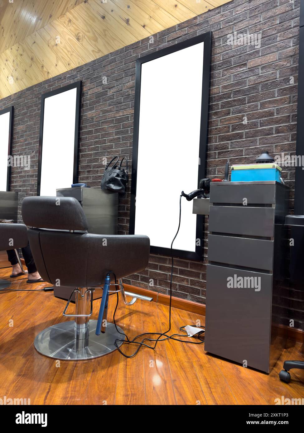Innenraum des Friseursalons mit Stuhl, Spiegel und Ausstattung Stockfoto
