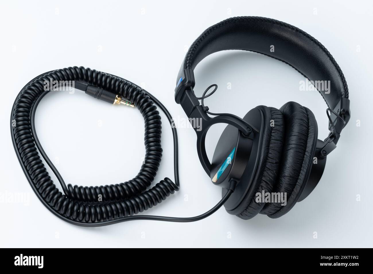 Kopfhörer mit geschwungenem Kabel, isoliert auf weißem Studiohintergrund Stockfoto