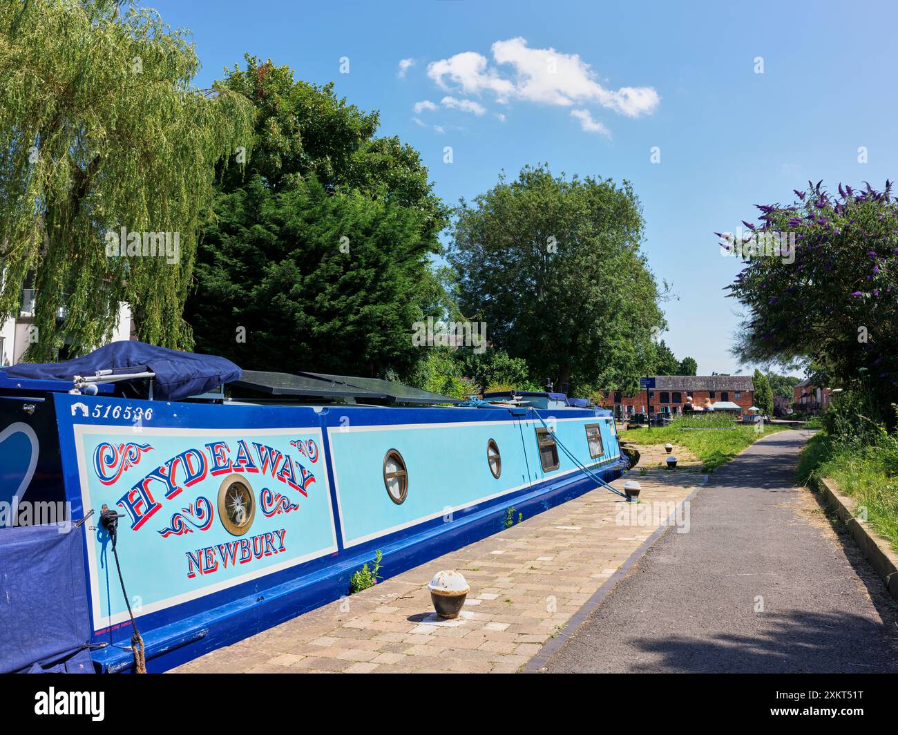 Ein Schmalboot, das an einem sonnigen Sommertag auf dem Market Harborough Arm des Grand Union Canal in Leicestershire, England, vor Anker liegt. Stockfoto