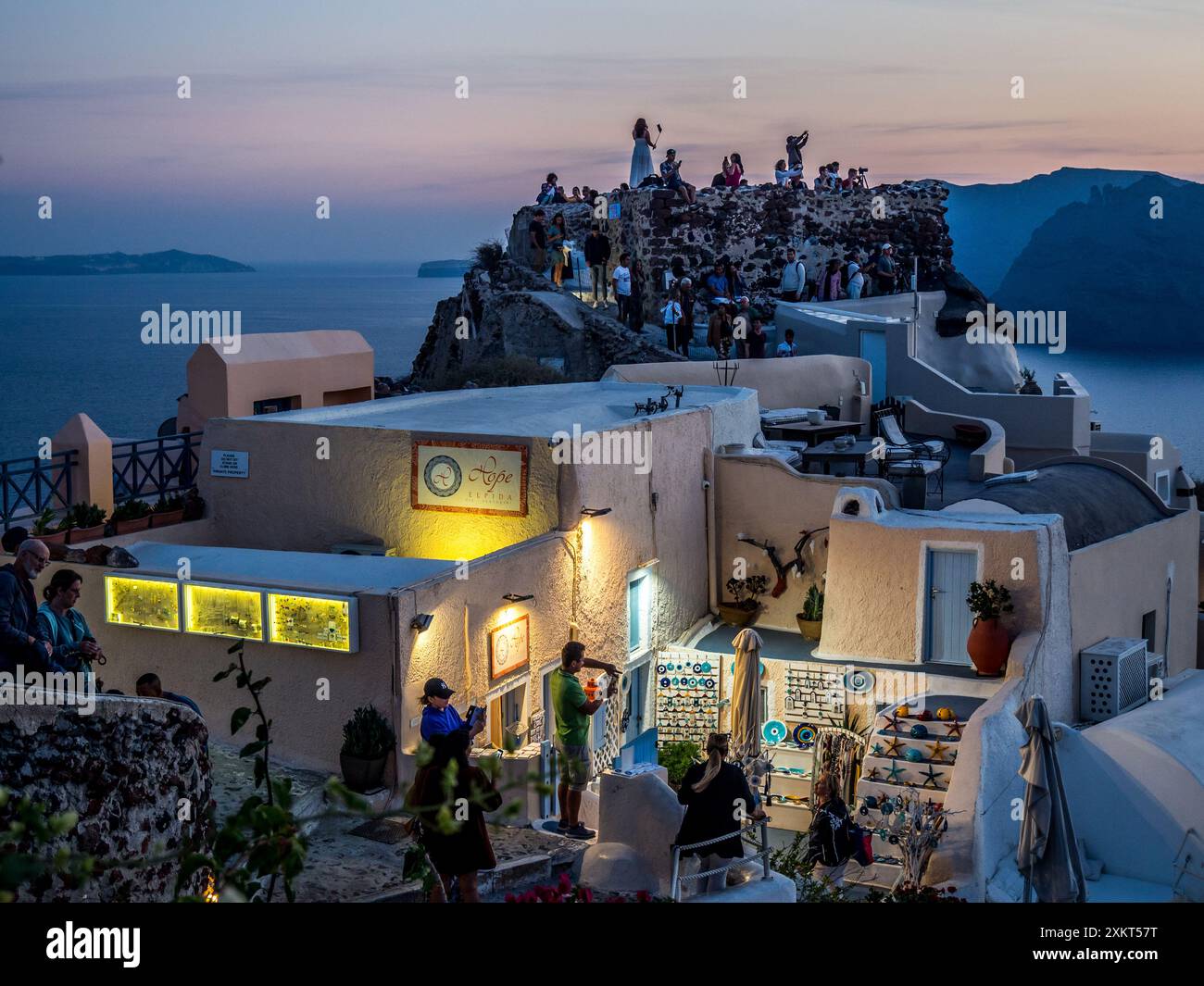 Menschenmassen warten auf den Sonnenuntergang in Oia Santorini Stockfoto