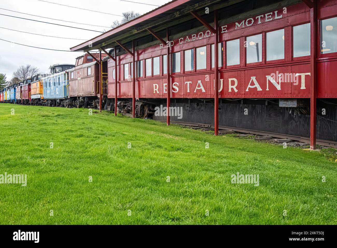 Red Caboose Motel mit farbenfrohen Schlafwagen in Ronks, Lancaster County, Pennsylvania. (USA) Stockfoto