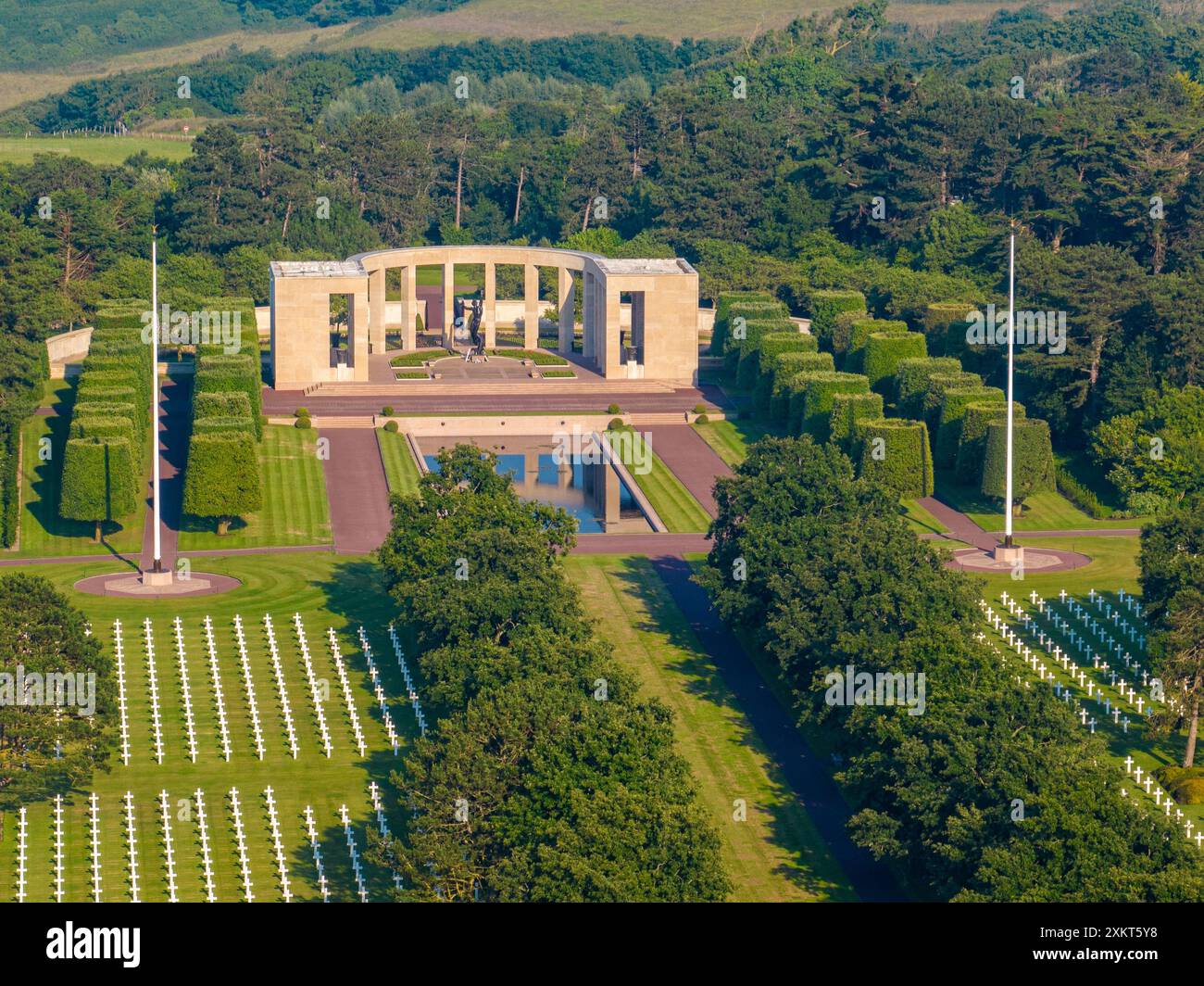 Der American Cemetery and Memorial in der Normandie ist ein Friedhof aus dem Zweiten Weltkrieg und eine Gedenkstätte in Colleville-sur-Mer in der Normandie, Frankreich. Weiße cros Stockfoto