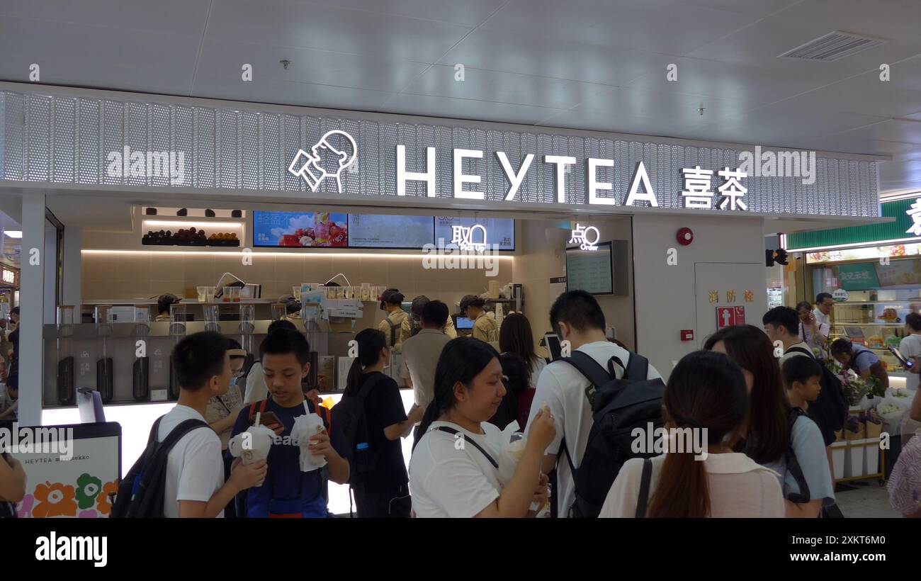 Gäste trinken Tee außerhalb der chinesischen Tee-Getränkekette Hey Tea in Shenzhen, China Stockfoto