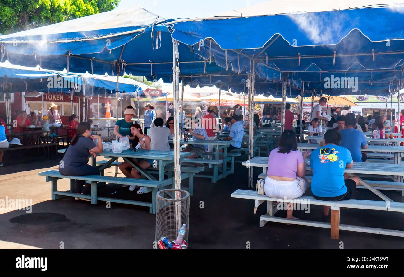 Leute essen im Wat Thai of Los Angeles Food Court oder auf dem Food Market und genießen thailändische Speisen unter einem Baldachin. Wat Thai ist der größte thailändische Tempel in LA. Stockfoto