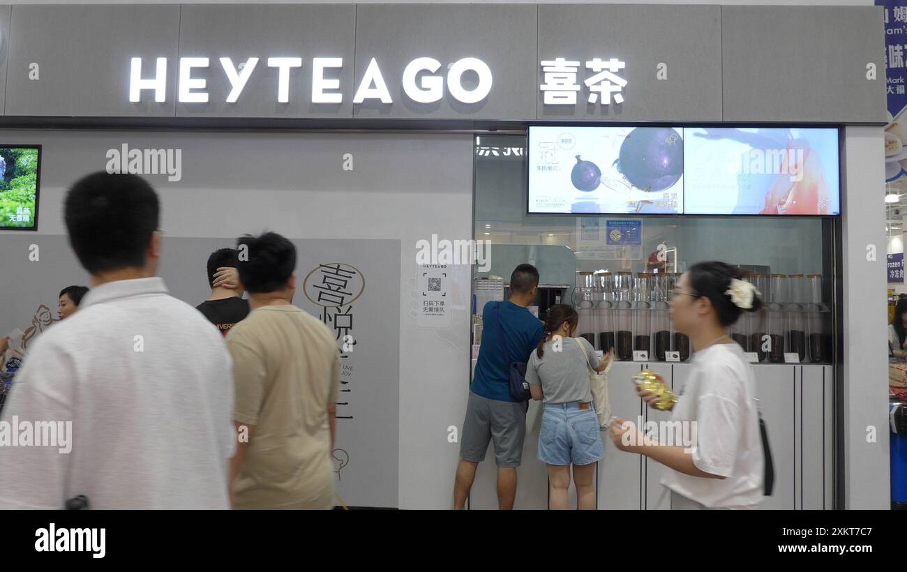 Shenzhen, China. Juli 2024. Fußgänger spazieren vorbei an der chinesischen Tee-Getränkekette Hey Tea in Shenzhen, China (Foto: Serene Lee/SOPA Images/SIPA USA) Credit: SIPA USA/Alamy Live News Stockfoto