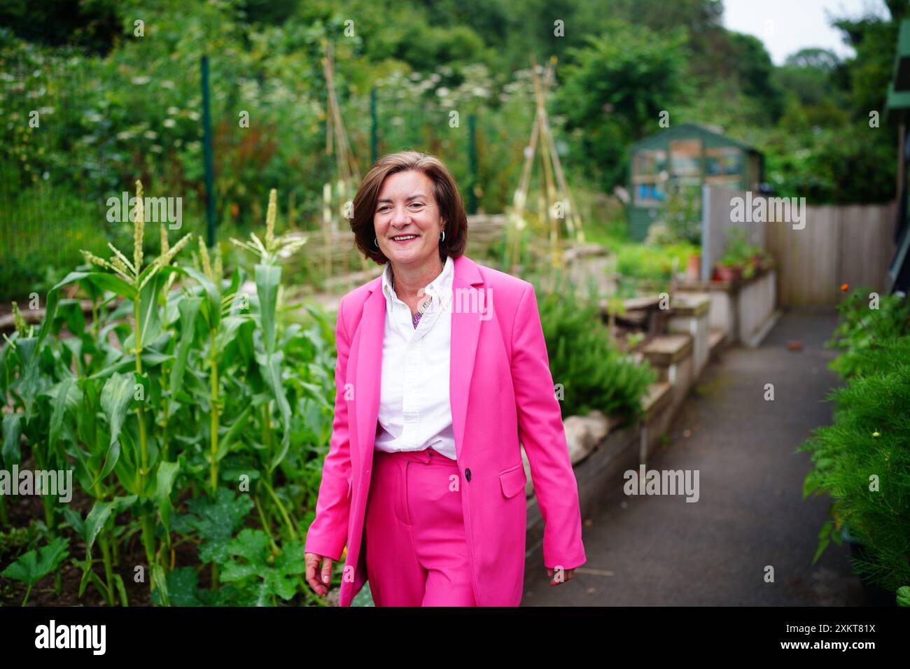 Eluned Morgan spaziert im Garten des Caer Heritage Centre in Caerau, Ely. Morgan wird der neue Anführer der walisischen Labour-Partei und wahrscheinlich erster Minister von Wales, nachdem nach dem Rücktritt von Vaughan Gething in der vergangenen Woche keine anderen Kandidaten in das Rennen eingetreten waren, nachdem er vier Monate im Amt war, mit Streitigkeiten über Spenden und entlassene Minister. Bilddatum: Mittwoch, 24. Juli 2024. Stockfoto