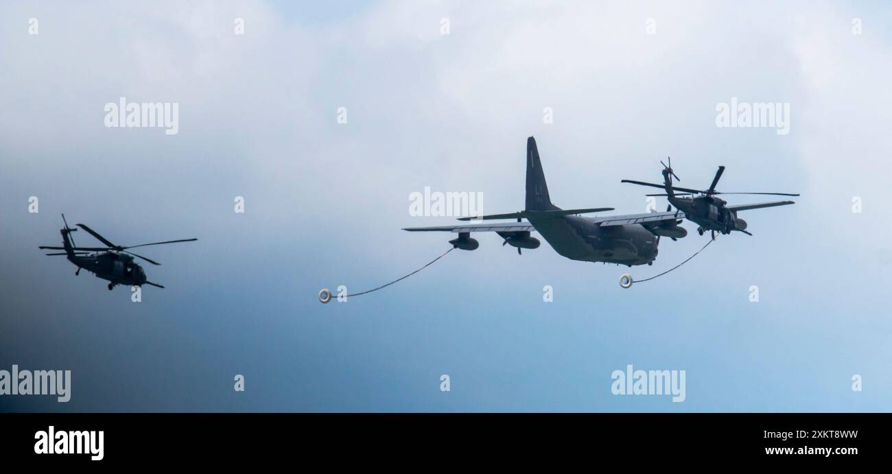 Jones Beach, New York, USA - 29. Mai 2022: Ein großes Militärflugzeug fliegt in Formation mit zwei Hubschraubern, von denen einer vorne und der andere fliegen Stockfoto