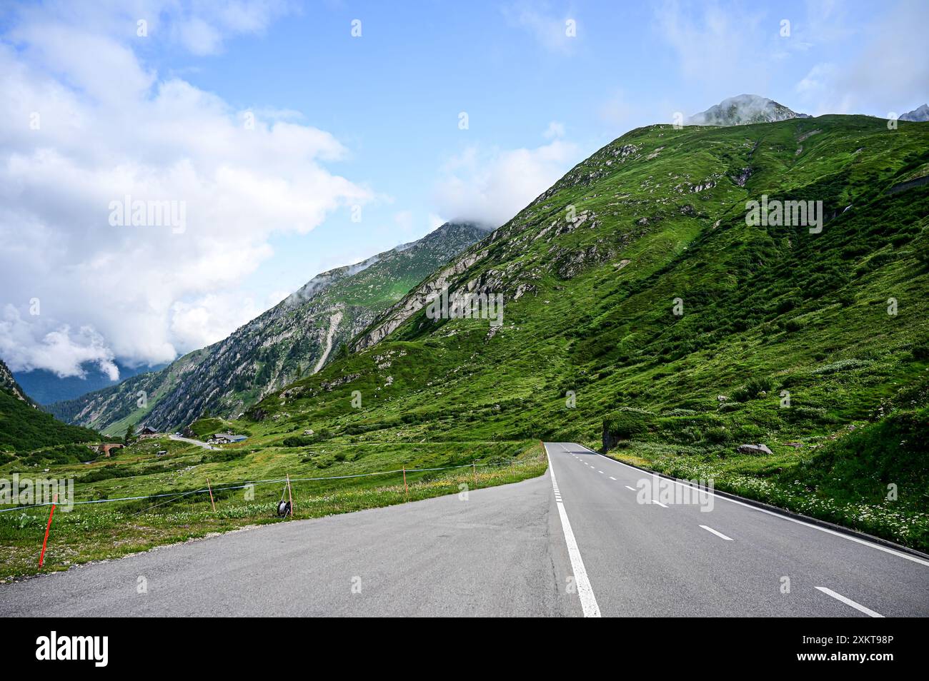 Sommerzeit in den Schweizer Alpen. Eine schöne und friedliche Naturlandschaft im Kanton Wallis nahe dem Nufenpass, Schweiz, Europa Stockfoto