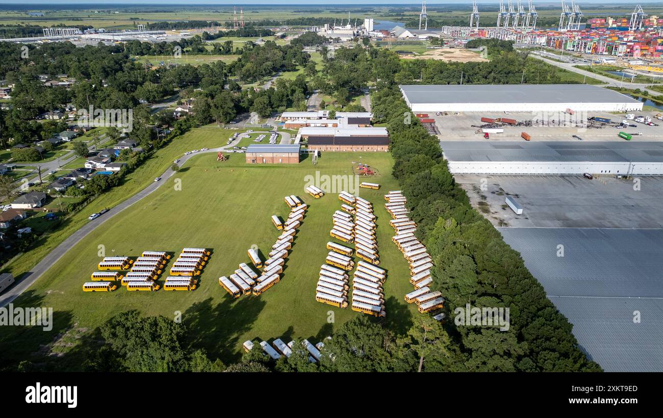 Aus der Vogelperspektive der verlassenen gelben Schulbusse im Chatham County, etwas außerhalb der Innenstadt von Savannah - Georgia. Hochauflösende Bilder von verlassenem Gelb Stockfoto