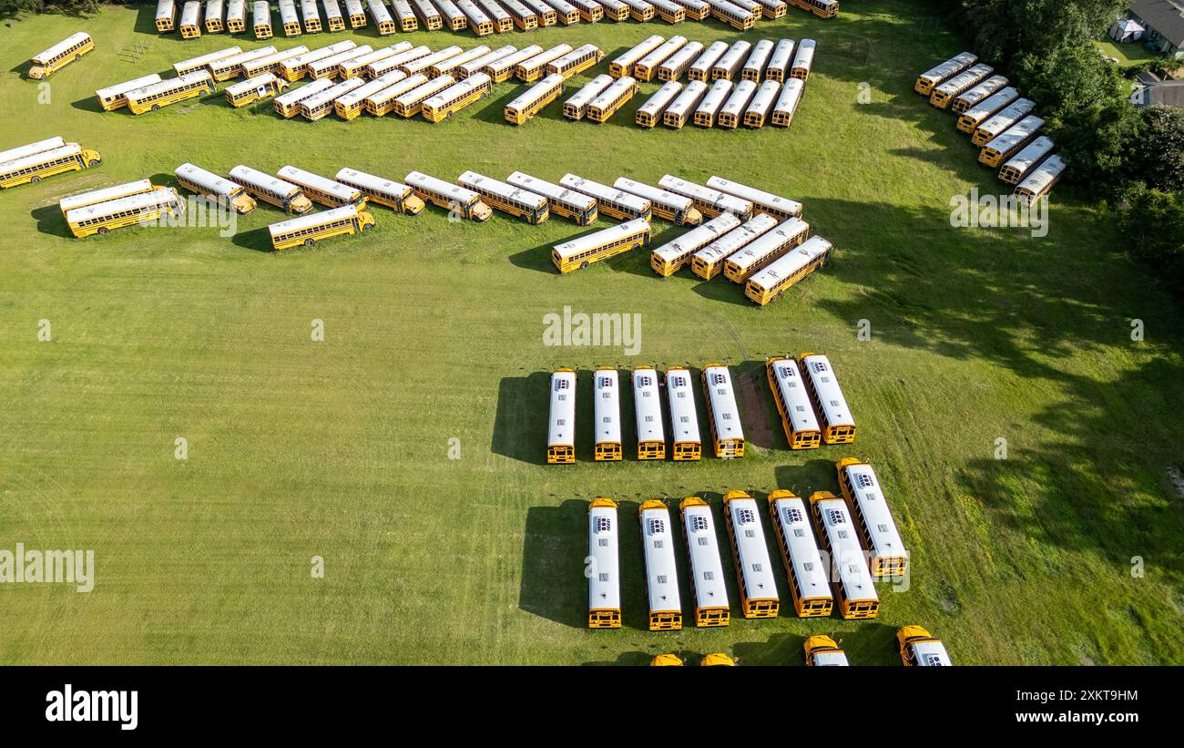 Aus der Vogelperspektive der verlassenen gelben Schulbusse im Chatham County, etwas außerhalb der Innenstadt von Savannah - Georgia. Hochauflösende Bilder von verlassenem Gelb Stockfoto