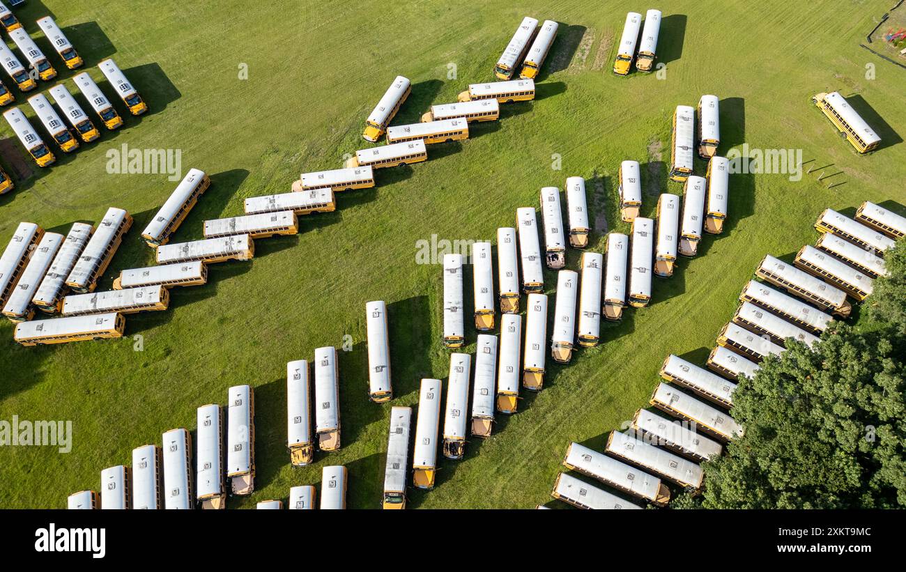 Aus der Vogelperspektive der verlassenen gelben Schulbusse im Chatham County, etwas außerhalb der Innenstadt von Savannah - Georgia. Hochauflösende Bilder von verlassenem Gelb Stockfoto