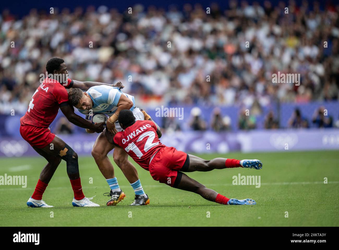 Paris, Frankreich. Juli 2024. Team Kenya Stürmer Vincent Onyala (4), Team Argentina Stürmer Deutscher Schulz (3) und Team Kenya zurück Chrisant Ojwang (12) während des Rugby Sevens Männer Pool C Spiels zwischen Argentinien und Kenia am 24. Juli 2024 im Stade de France in Saint-Denis, Frankreich. Foto: Eliot Blondet/ABACAPRESS. COM Credit: Abaca Press/Alamy Live News Stockfoto