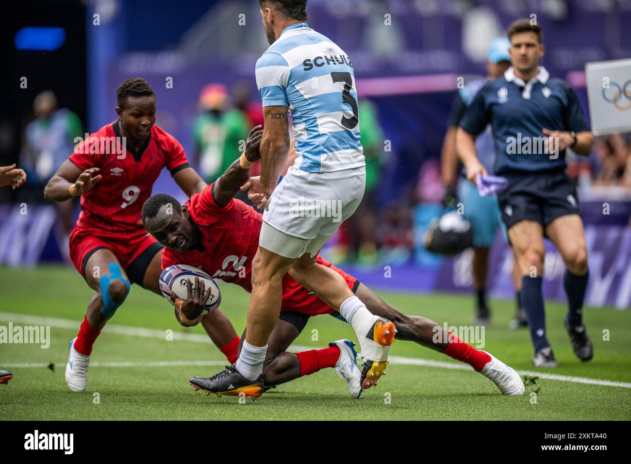 Paris, Frankreich. Juli 2024. Team Kenya zurück Samuel Asati (9), Team Kenya zurück Chrisant Ojwang (12) und Team Argentina Stürmer Deutscher Schulz (3) während des Rugby Sevens Männer Pool C Spiel zwischen Argentinien und Kenia am 24. Juli 2024 im Stade de France in Saint-Denis, Frankreich. Foto: Eliot Blondet/ABACAPRESS. COM Credit: Abaca Press/Alamy Live News Stockfoto