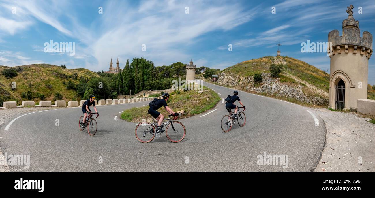 Zusammengesetztes Bild eines männlichen Radfahrers in einer Haarnadelkurve, die zur Abtei Frigolet in Tarascon, Provence, Frankreich führt. Stockfoto