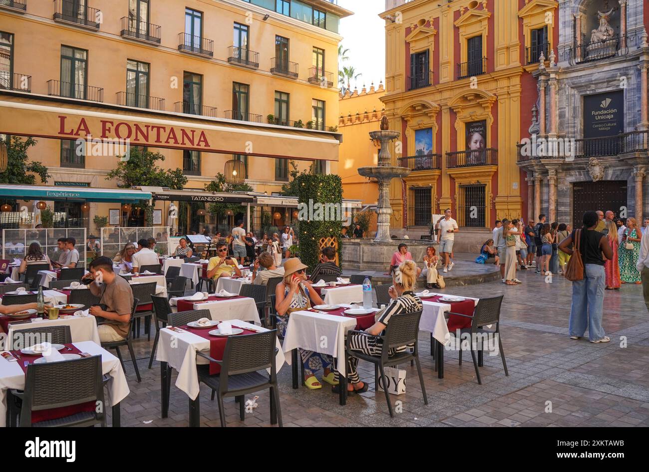 Touristen am IS Bischops Platz, in der Nähe des Bischofspalastes, El Palacio Episcopal, Bischofspalast, Malaga Stadt, Andalusien, Spanien. Stockfoto