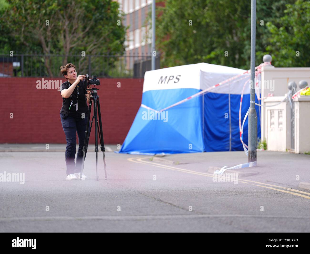 Ein Tatortfotograf am Tatort in Stellman Close in Hackney, London, wo ein 15-jähriger Junge starb, nachdem er am Dienstag gegen 16 Uhr erstochen wurde. Ein 15-jähriger Junge wurde wegen des Mordes an dem Teenager verhaftet. Bilddatum: Mittwoch, 24. Juli 2024. Stockfoto