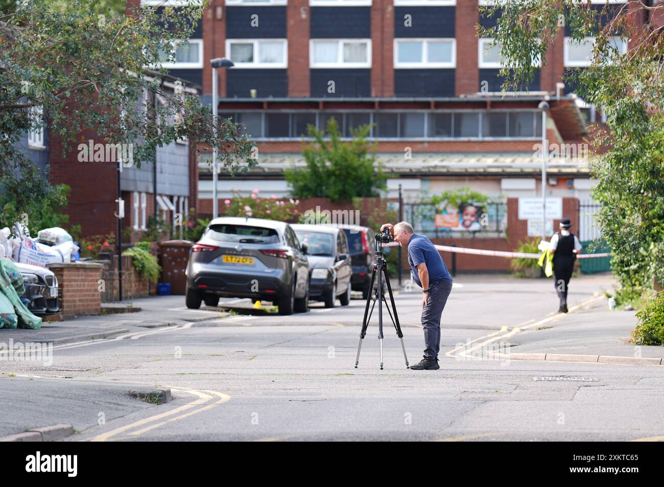Ein Tatortfotograf am Tatort in Stellman Close in Hackney, London, wo ein 15-jähriger Junge starb, nachdem er am Dienstag gegen 16 Uhr erstochen wurde. Ein 15-jähriger Junge wurde wegen des Mordes an dem Teenager verhaftet. Bilddatum: Mittwoch, 24. Juli 2024. Stockfoto