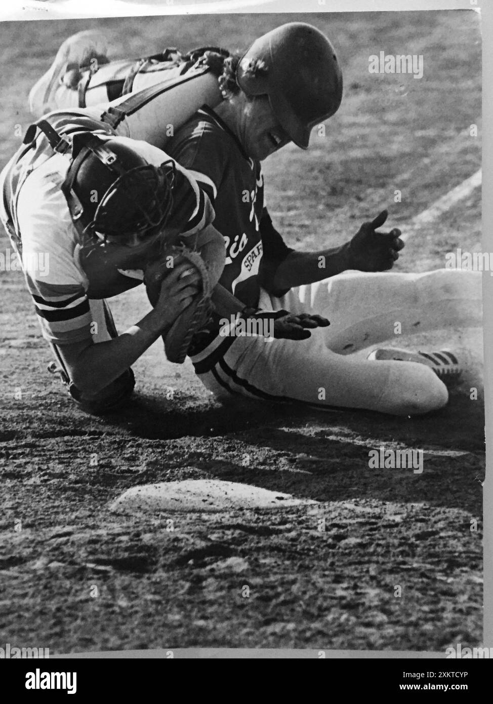 1979 Camarillo California Fänger und Baserunner kollidieren bei einem Versuch, einen Lauf zu erzielen, bevor der Läufer die Platte berührt und draußen ist Stockfoto