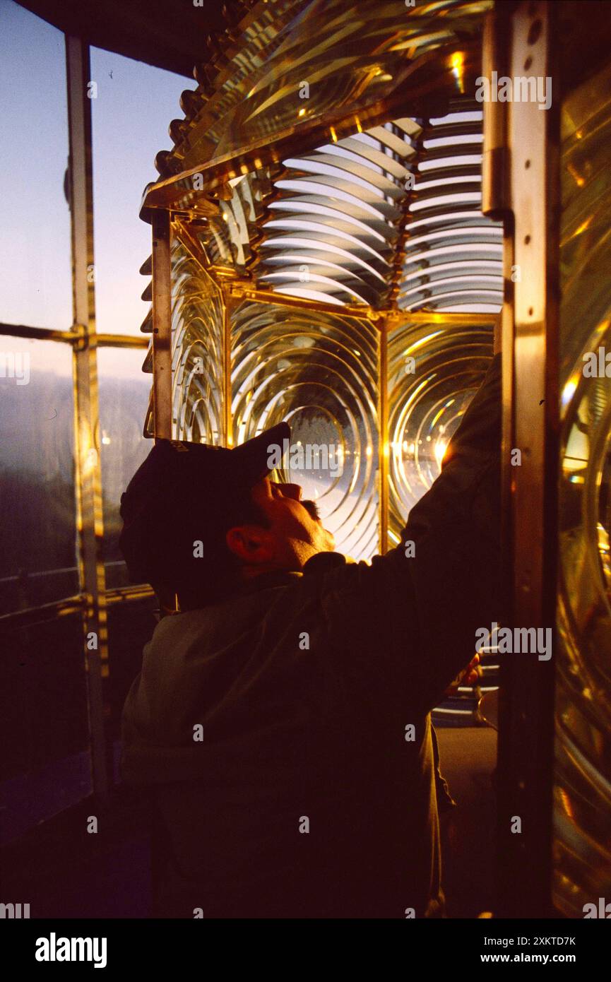 1985 Leuchtturmwärter an der Oregon Coast, die dafür sorgen, dass die Leuchttürme gut gewartet und sicher sind, indem sie das Gelände patrouillieren und die Linsen reparieren Stockfoto