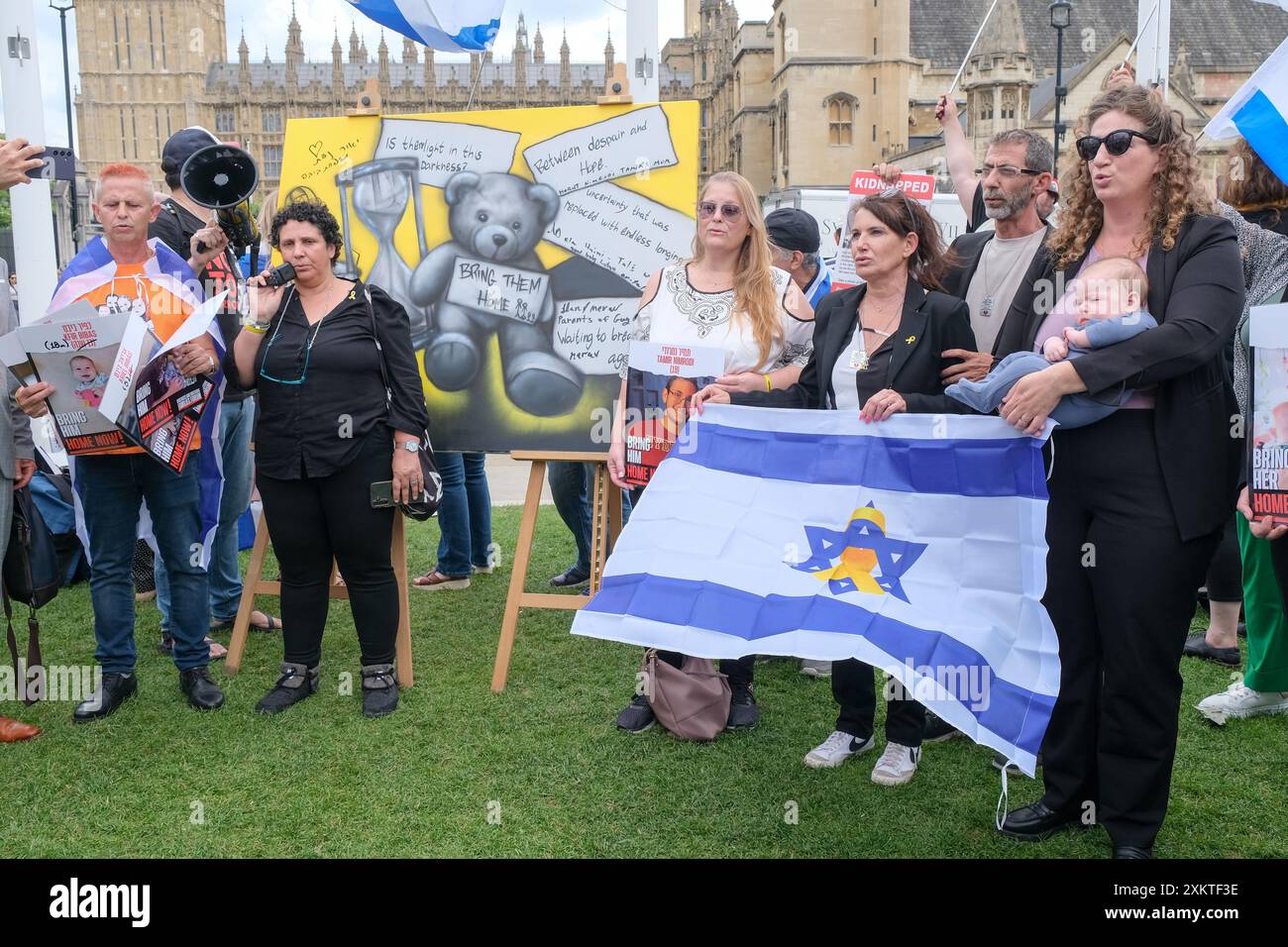 London, UK, 24. Juli 2024. Anhänger versammeln sich, als die Familien von Geiseln, die am 7. Oktober nach Gaza entführt wurden, eine Kundgebung veranstalteten, in der sie zur Freilassung ihrer Angehörigen aufriefen, in einem erneuten Appell an die kürzlich gewählte Labour-Regierung. Die Beziehungen der Familie Bibas, Guy Gilboa Dalal, Tal Haimi und Tamir Nimrodi waren als Künstler live ein Kunstwerk in Solidarität mit allen Betroffenen. Quelle: Eleventh Photography/Alamy Live News Stockfoto