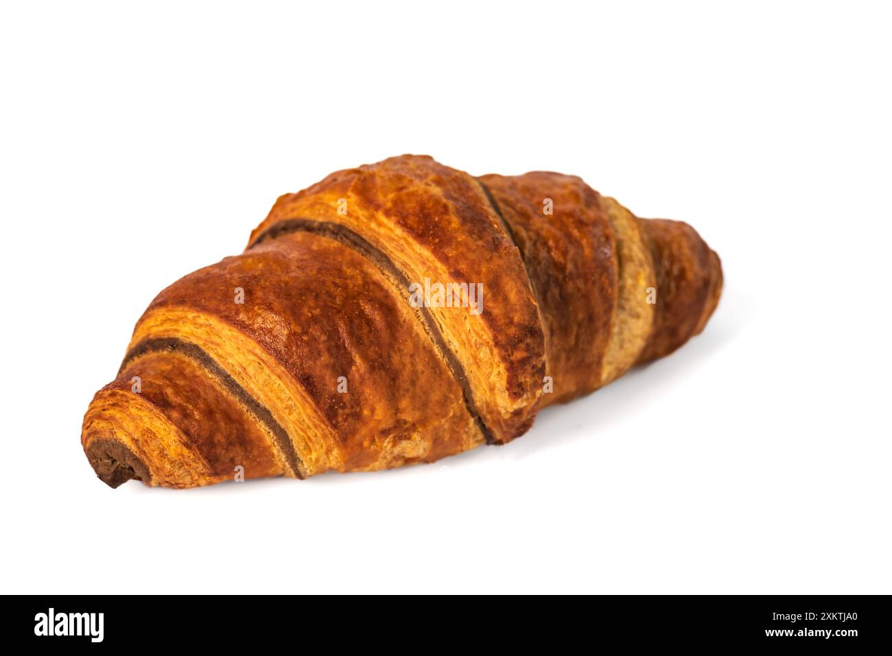 Frisch gebackenes Croissant mit Schokoladenfüllung. Das Croissant ist goldbraun und hat eine blättrige Textur, was darauf hindeutet, dass es butterweich und köstlich ist. ich bin es Stockfoto