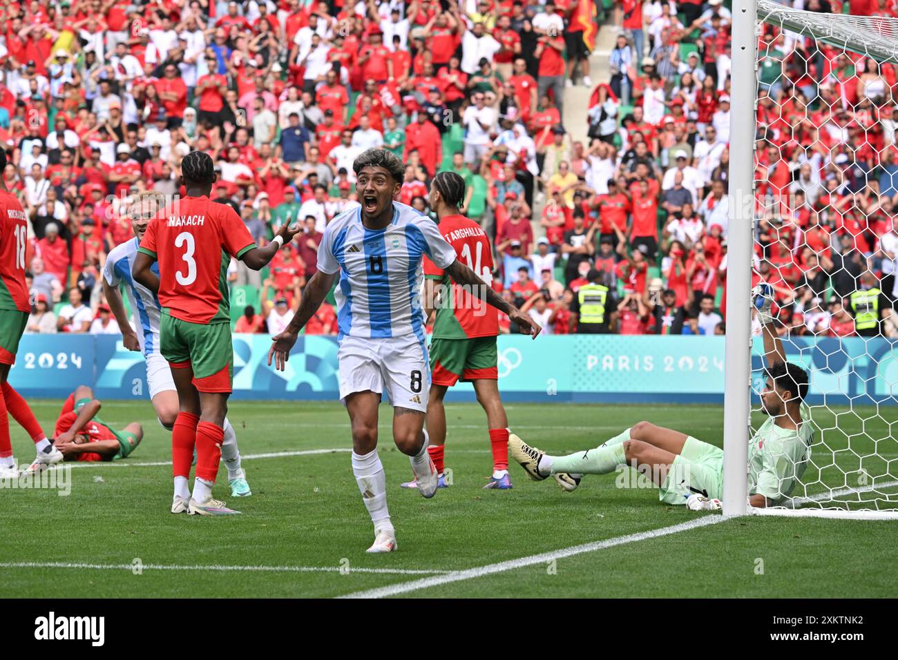 Cristian Medina (8) aus Argentinien feiert ein Tor, das dann vom VAR 39 während der Fußball-Gruppe B zwischen Argentinien und Marokko während der Olympischen Spiele 2024 am 24. Juli 2024 im Geoffroy-Guichard-Stadion in Saint-Etienne, Frankreich, abgesagt wurde Stockfoto