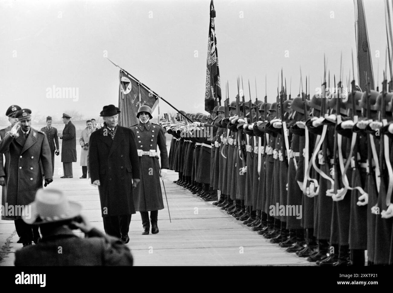 US-Präsident Dwight Eisenhower, der die afghanischen Truppen mit König Zahir Shah zu seiner Linken, Kabul, Afghanistan, Thomas J. O'Halloran, Photograph Collection des U.S. News & World Report Magazins, Dezember 1959 Stockfoto
