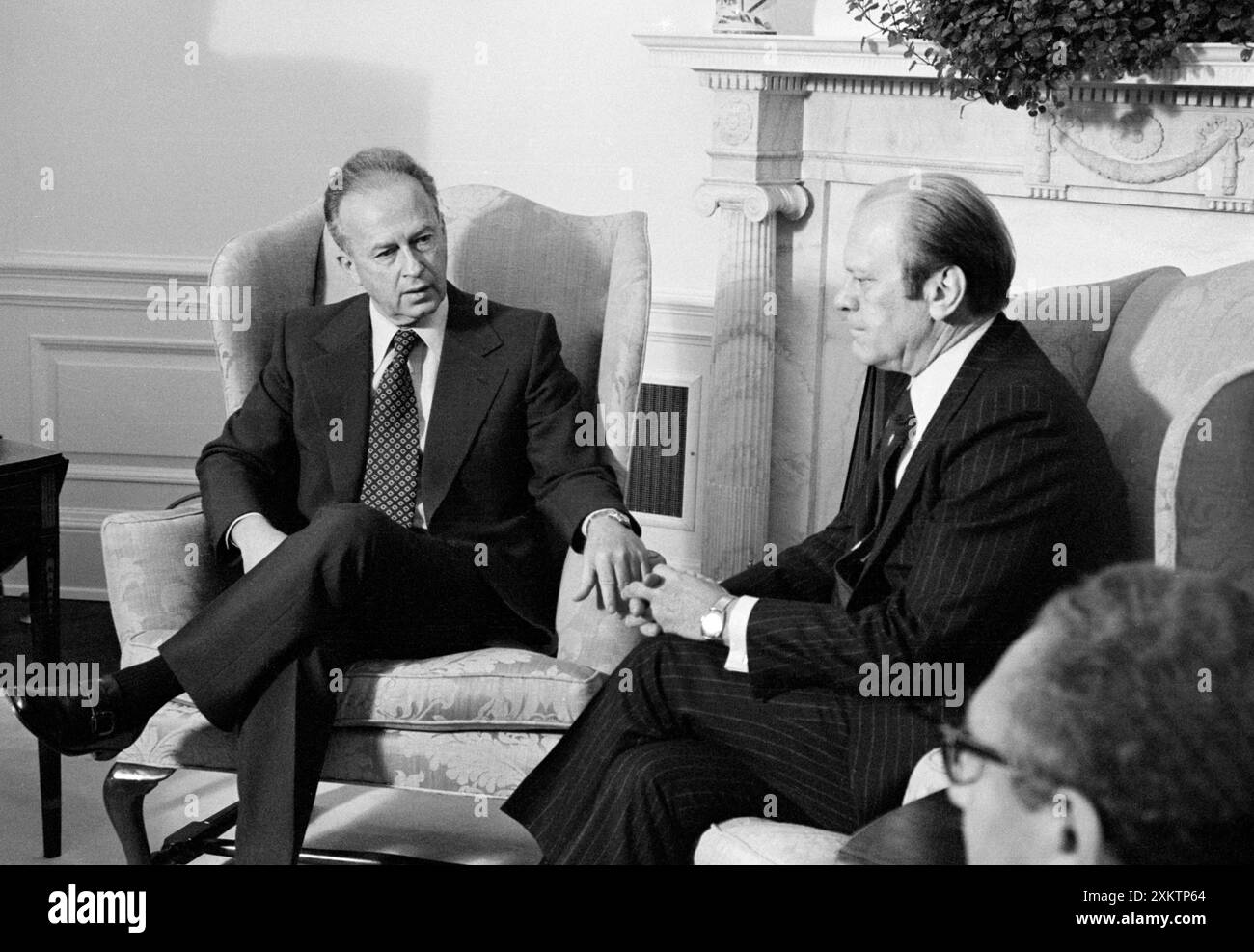 US-Präsident Gerald Ford trifft sich mit Yitzhak Rabin, Premierminister von Israel, im Weißen Haus, Washington, D.C., USA, Thomas J. O'Halloran, U.S. News & World Report Magazine Photograph Collection, 28. Januar 1976 Stockfoto