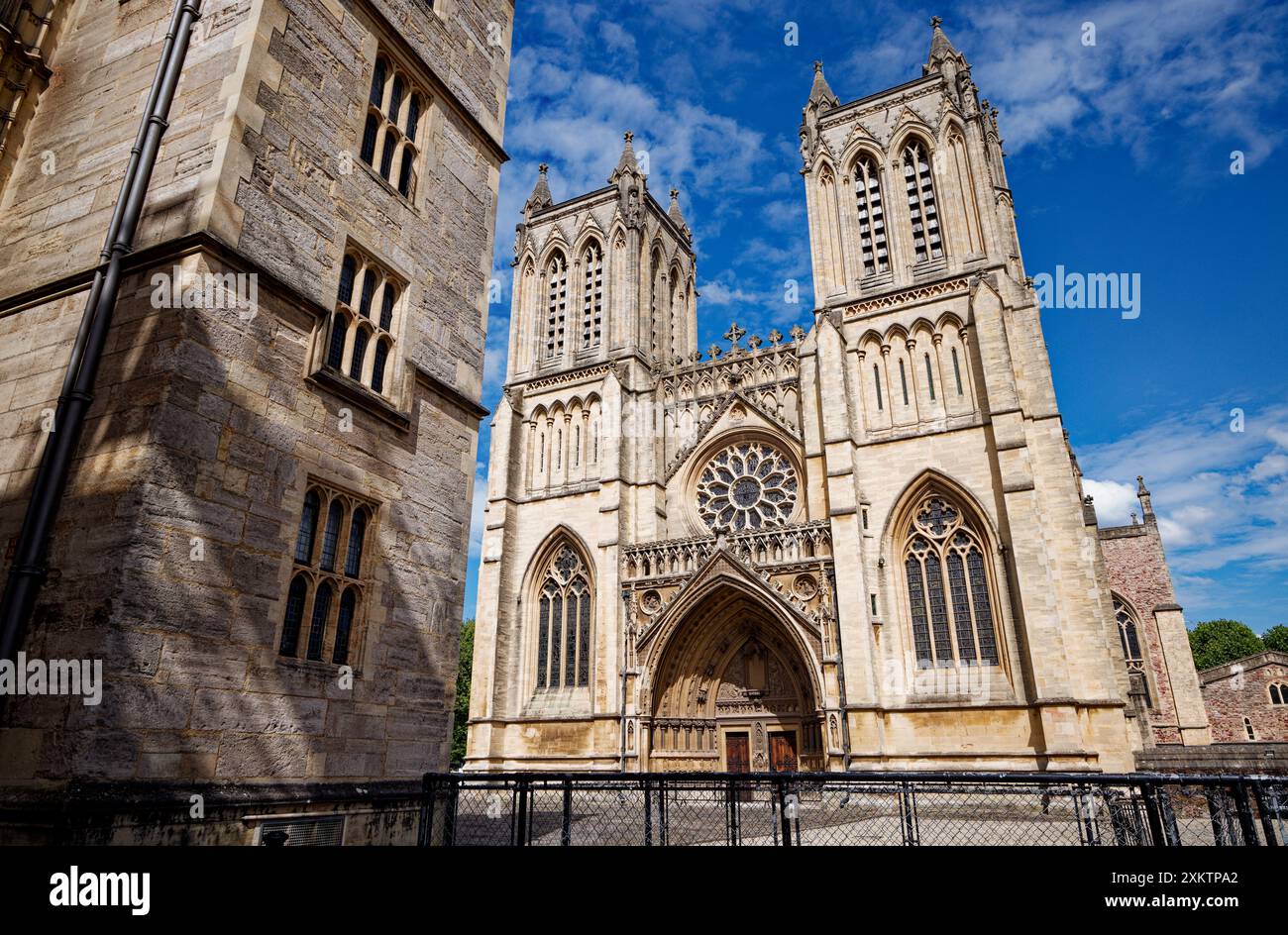 Die Kathedrale von Bristol badet in der Sonne. Stockfoto