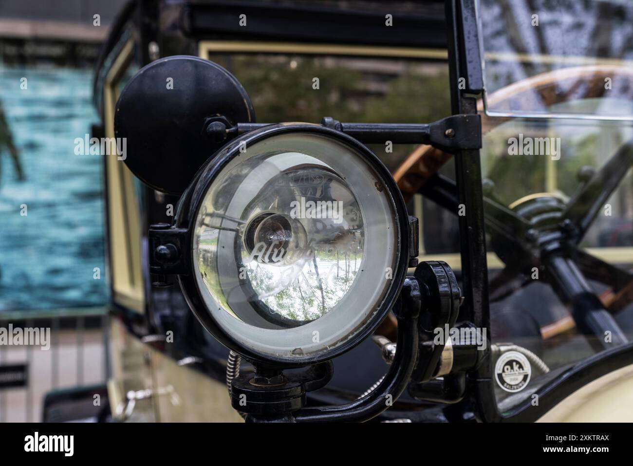 Barcelona, Spanien - 6. April 2024: Scheinwerfer Carl Zeiss eines alten Retro-Autos aus den 1920er Jahren der Marke Mercedes Benz parkte auf einer Straße in Barcelona, Stockfoto