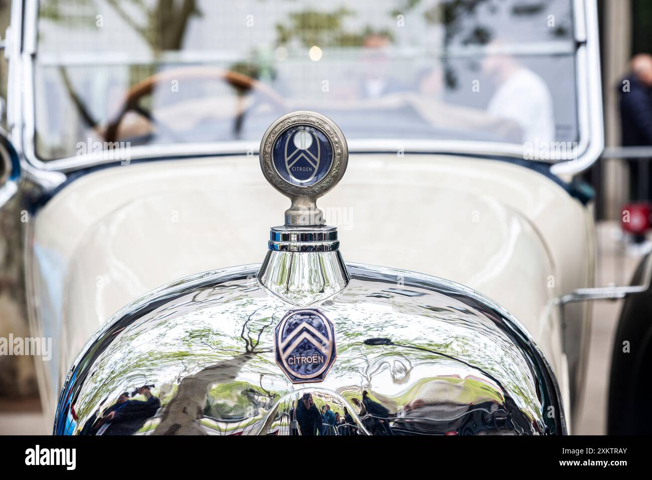 Barcelona, Spanien - 6. April 2024: Schild und Logo eines alten Retro-Autos aus den 1920er Jahren der Marke Citroen parkt auf einer Straße in Barcelona, Katalonien, Sp Stockfoto