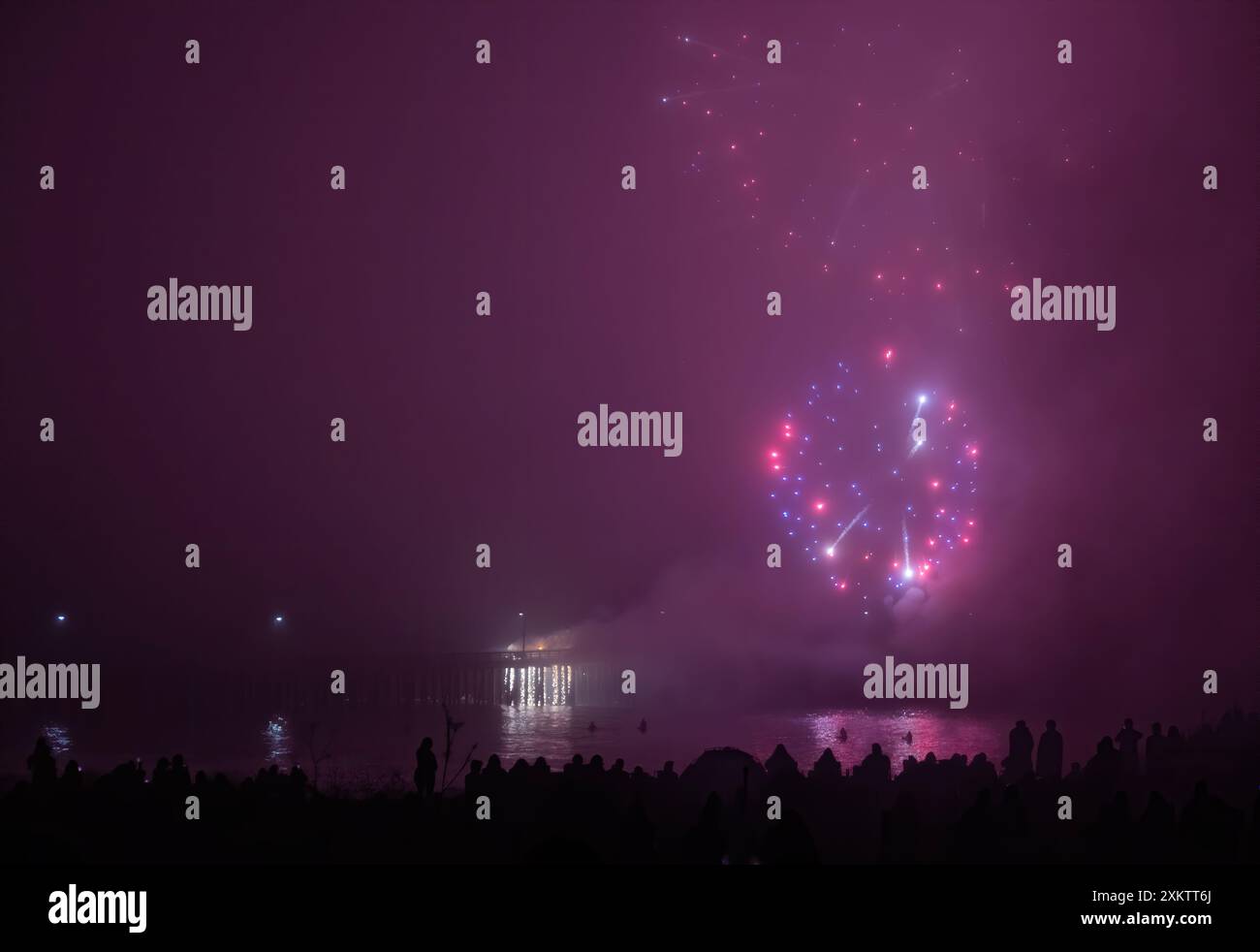 Feuerwerk Cayucos Pier Foggy Night am 4. Juli Stockfoto
