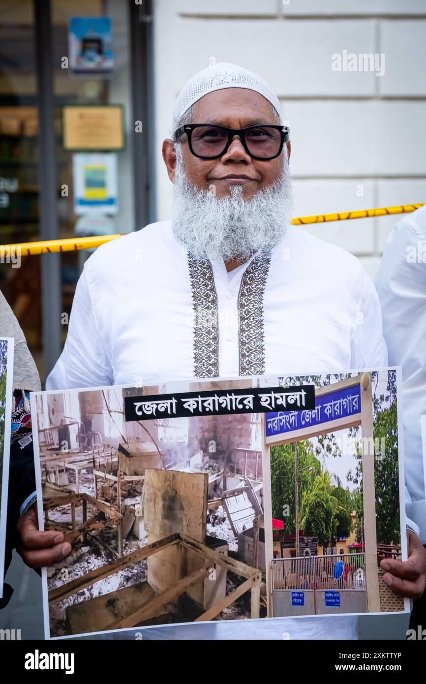 Rom, Rm, Italien. Juli 2024. Mitglieder der bangladeschischen Gemeinde Roms versammeln sich, um die Regierung von Bangladesch zu unterstützen und Proteste und Gewalt zu stoppen. (Kreditbild: © Marco Di Gianvito/ZUMA Press Wire) NUR REDAKTIONELLE VERWENDUNG! Nicht für kommerzielle ZWECKE! Stockfoto