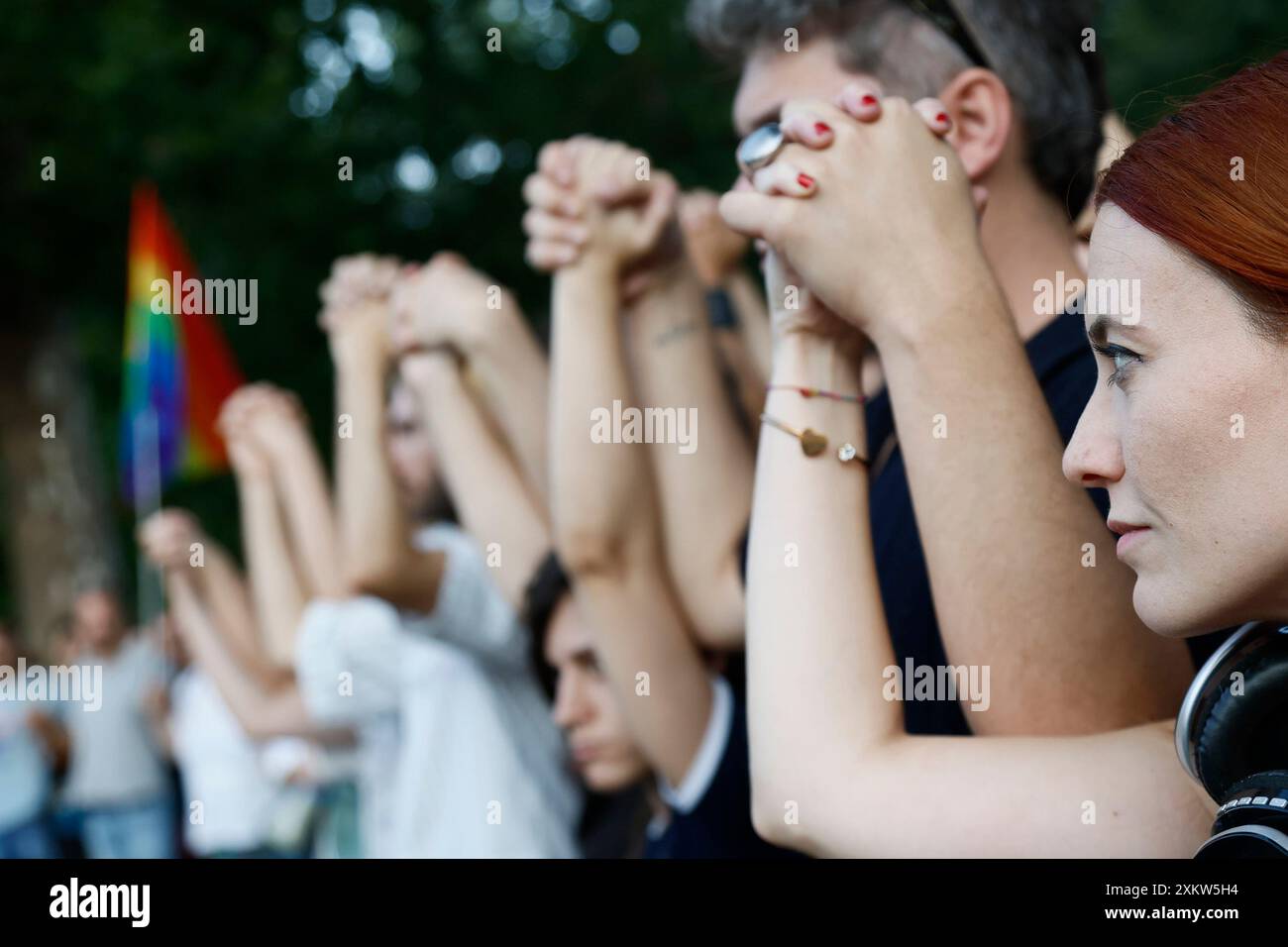 Roma, Italien. Juli 2024. Presidio promosso da Gay Help Line contro l'omofobia sul luogo dell'aggressione della coppia Gay all'EUR Roma, Italia — Mercoledì 24. luglio 2024 - Cronaca - (Foto di Cecilia Fabiano/LaPresse) Protest der Gay Help Line gegen Homophobie am Ort des Angriffs auf das schwule Paar in EUR Rome, Italien - Donnerstag, Mittwoch, 24. Juli 2024 - News - (Foto: Cecilia Fabiano/LaPresse) Credit: LaPresse/Alamy Live News Stockfoto