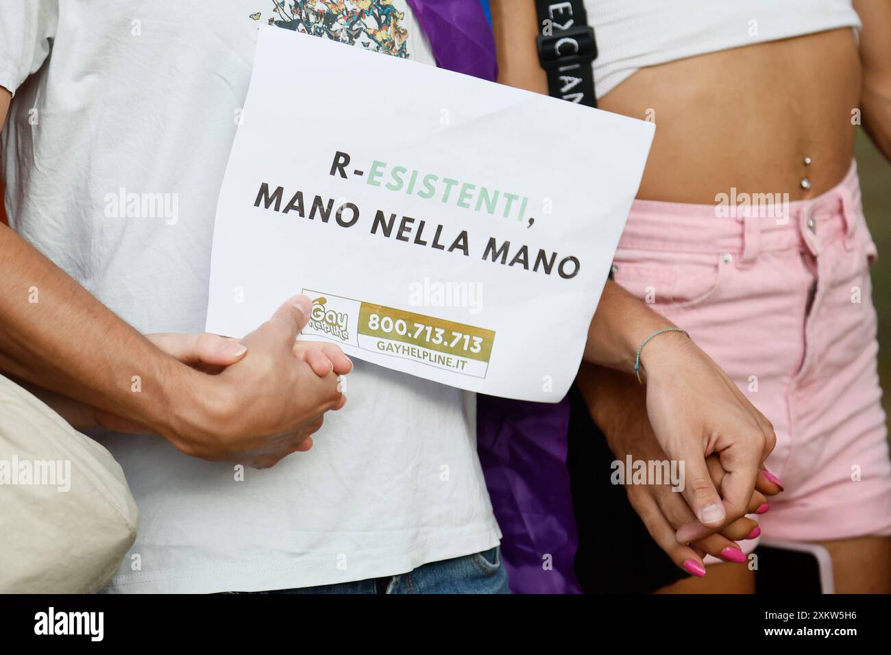Roma, Italien. Juli 2024. Presidio promosso da Gay Help Line contro l'omofobia sul luogo dell'aggressione della coppia Gay all'EUR Roma, Italia — Mercoledì 24. luglio 2024 - Cronaca - (Foto di Cecilia Fabiano/LaPresse) Protest der Gay Help Line gegen Homophobie am Ort des Angriffs auf das schwule Paar in EUR Rome, Italien - Donnerstag, Mittwoch, 24. Juli 2024 - News - (Foto: Cecilia Fabiano/LaPresse) Credit: LaPresse/Alamy Live News Stockfoto