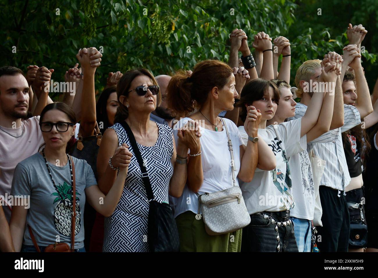 Roma, Italien. Juli 2024. Presidio promosso da Gay Help Line contro l'omofobia sul luogo dell'aggressione della coppia Gay all'EUR Roma, Italia — Mercoledì 24. luglio 2024 - Cronaca - (Foto di Cecilia Fabiano/LaPresse) Protest der Gay Help Line gegen Homophobie am Ort des Angriffs auf das schwule Paar in EUR Rome, Italien - Donnerstag, Mittwoch, 24. Juli 2024 - News - (Foto: Cecilia Fabiano/LaPresse) Credit: LaPresse/Alamy Live News Stockfoto