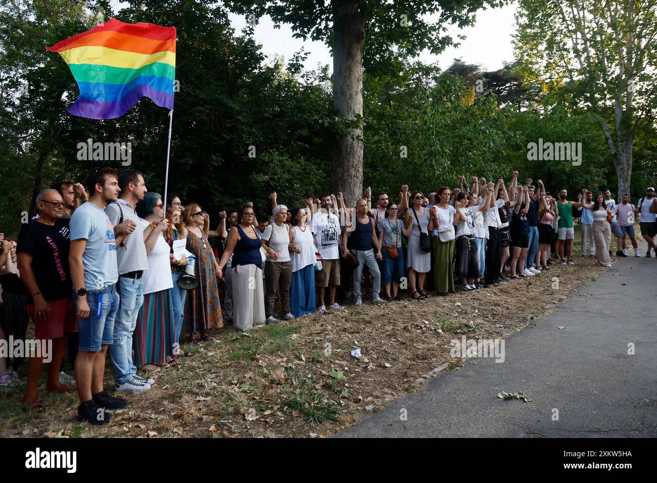 Roma, Italien. Juli 2024. Presidio promosso da Gay Help Line contro l'omofobia sul luogo dell'aggressione della coppia Gay all'EUR Roma, Italia — Mercoledì 24. luglio 2024 - Cronaca - (Foto di Cecilia Fabiano/LaPresse) Protest der Gay Help Line gegen Homophobie am Ort des Angriffs auf das schwule Paar in EUR Rome, Italien - Donnerstag, Mittwoch, 24. Juli 2024 - News - (Foto: Cecilia Fabiano/LaPresse) Credit: LaPresse/Alamy Live News Stockfoto