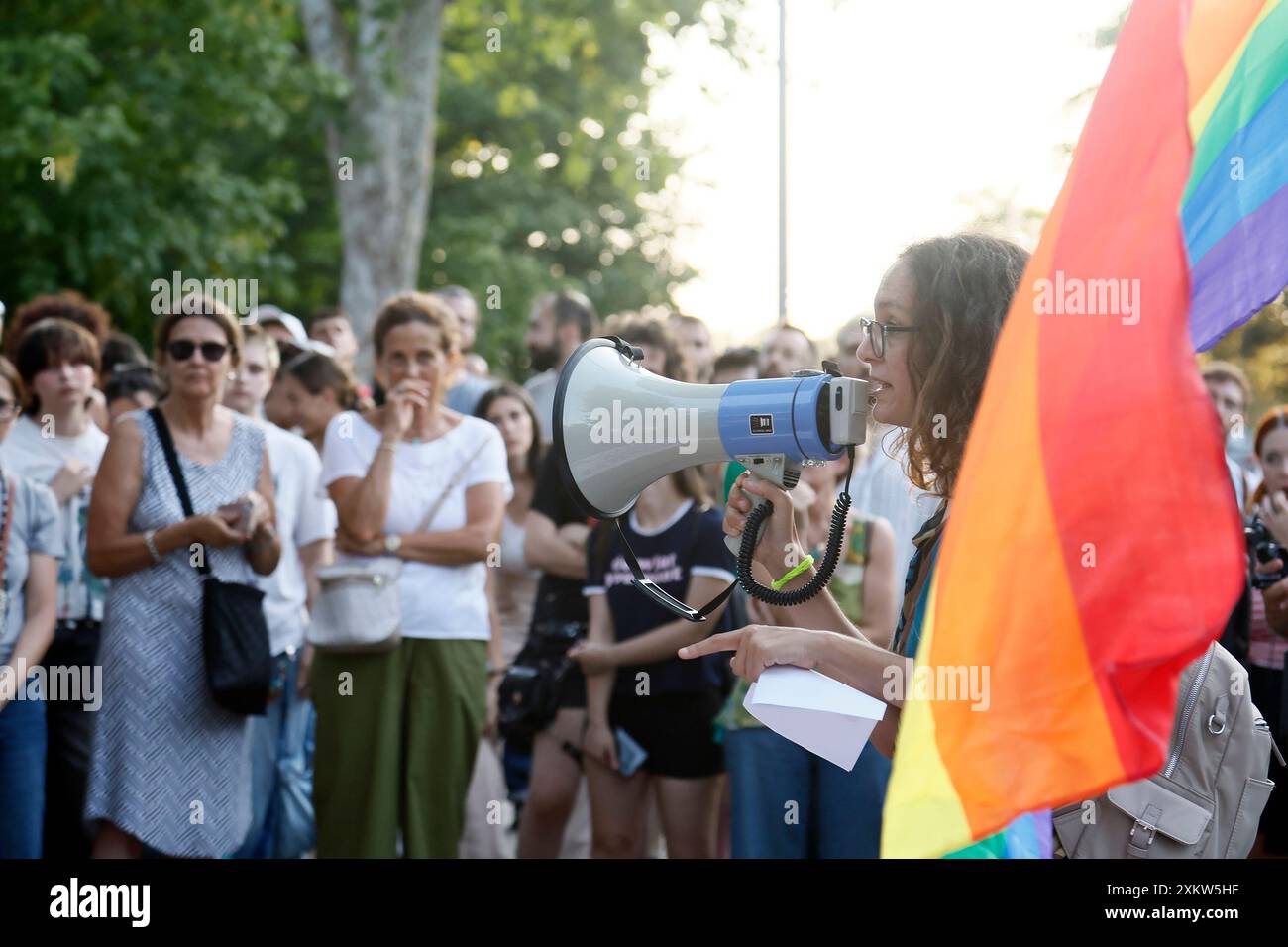 Roma, Italien. Juli 2024. Presidio promosso da Gay Help Line contro l'omofobia sul luogo dell'aggressione della coppia Gay all'EUR Roma, Italia — Mercoledì 24. luglio 2024 - Cronaca - (Foto di Cecilia Fabiano/LaPresse) Protest der Gay Help Line gegen Homophobie am Ort des Angriffs auf das schwule Paar in EUR Rome, Italien - Donnerstag, Mittwoch, 24. Juli 2024 - News - (Foto: Cecilia Fabiano/LaPresse) Credit: LaPresse/Alamy Live News Stockfoto