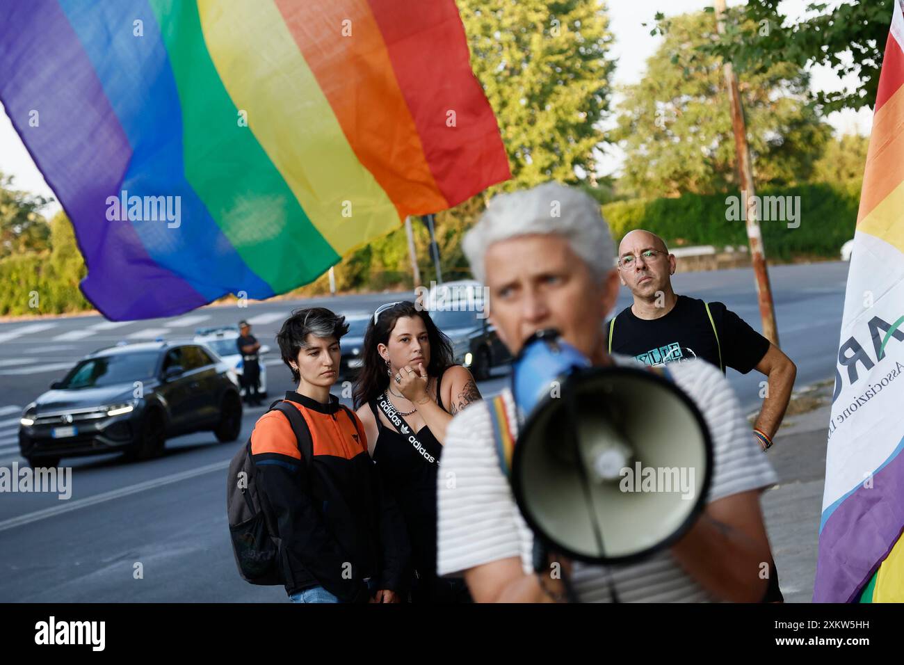 Roma, Italien. Juli 2024. Presidio promosso da Gay Help Line contro l'omofobia sul luogo dell'aggressione della coppia Gay all'EUR Roma, Italia — Mercoledì 24. luglio 2024 - Cronaca - (Foto di Cecilia Fabiano/LaPresse) Protest der Gay Help Line gegen Homophobie am Ort des Angriffs auf das schwule Paar in EUR Rome, Italien - Donnerstag, Mittwoch, 24. Juli 2024 - News - (Foto: Cecilia Fabiano/LaPresse) Credit: LaPresse/Alamy Live News Stockfoto