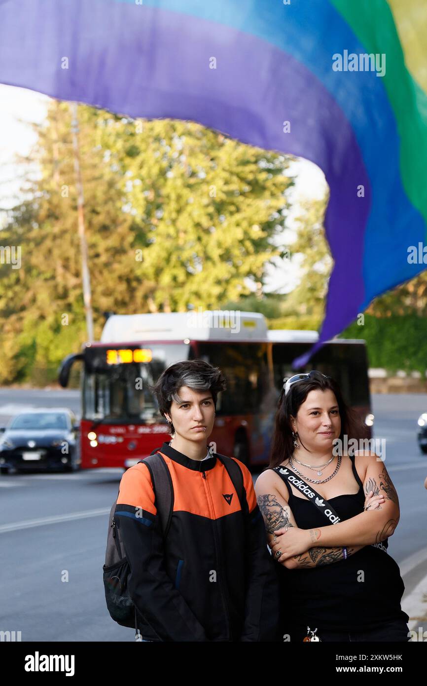 Roma, Italien. Juli 2024. Presidio promosso da Gay Help Line contro l'omofobia sul luogo dell'aggressione della coppia Gay all'EUR Roma, Italia — Mercoledì 24. luglio 2024 - Cronaca - (Foto di Cecilia Fabiano/LaPresse) Protest der Gay Help Line gegen Homophobie am Ort des Angriffs auf das schwule Paar in EUR Rome, Italien - Donnerstag, Mittwoch, 24. Juli 2024 - News - (Foto: Cecilia Fabiano/LaPresse) Credit: LaPresse/Alamy Live News Stockfoto