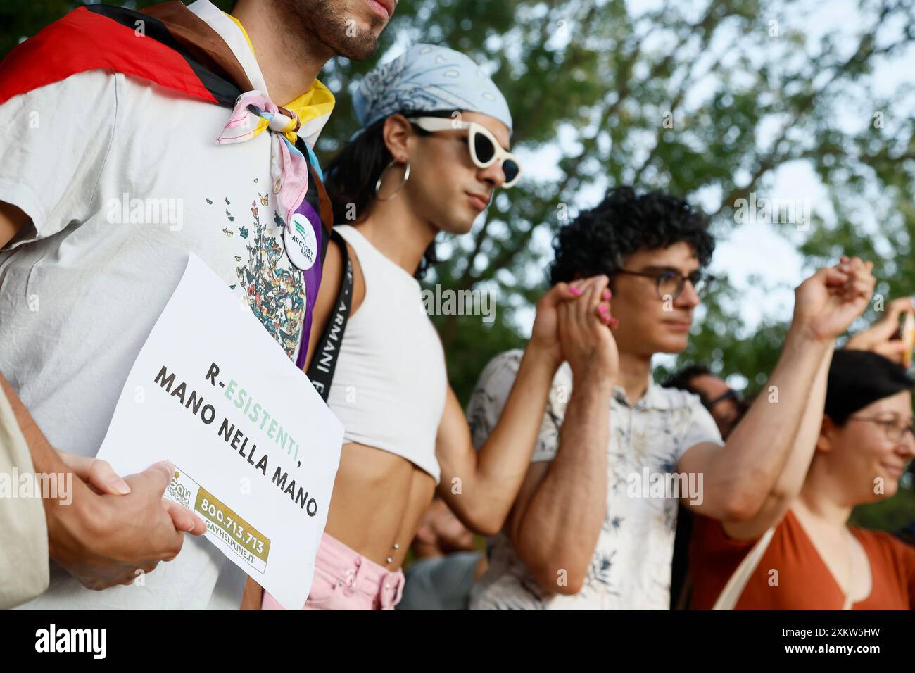 Roma, Italien. Juli 2024. Presidio promosso da Gay Help Line contro l'omofobia sul luogo dell'aggressione della coppia Gay all'EUR Roma, Italia — Mercoledì 24. luglio 2024 - Cronaca - (Foto di Cecilia Fabiano/LaPresse) Protest der Gay Help Line gegen Homophobie am Ort des Angriffs auf das schwule Paar in EUR Rome, Italien - Donnerstag, Mittwoch, 24. Juli 2024 - News - (Foto: Cecilia Fabiano/LaPresse) Credit: LaPresse/Alamy Live News Stockfoto