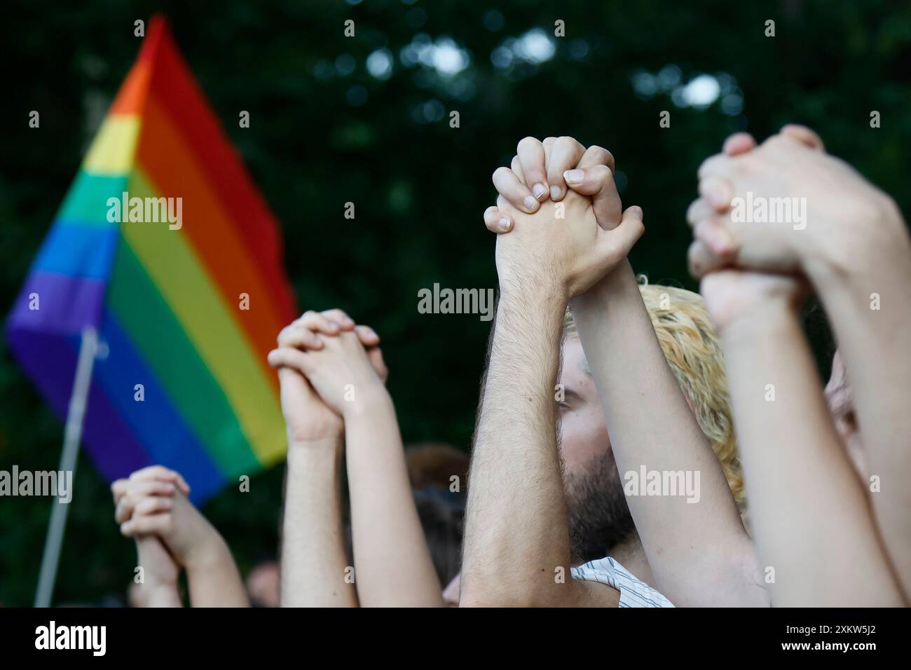 Roma, Italien. Juli 2024. Presidio promosso da Gay Help Line contro l'omofobia sul luogo dell'aggressione della coppia Gay all'EUR Roma, Italia — Mercoledì 24. luglio 2024 - Cronaca - (Foto di Cecilia Fabiano/LaPresse) Protest der Gay Help Line gegen Homophobie am Ort des Angriffs auf das schwule Paar in EUR Rome, Italien - Donnerstag, Mittwoch, 24. Juli 2024 - News - (Foto: Cecilia Fabiano/LaPresse) Credit: LaPresse/Alamy Live News Stockfoto